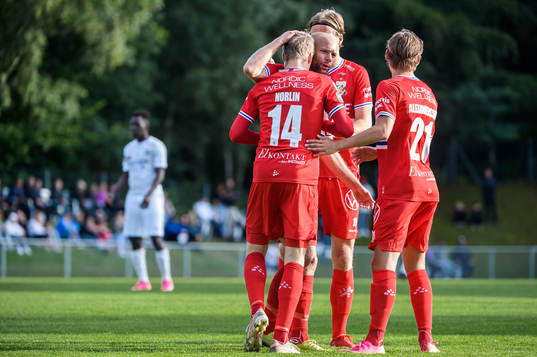 IFK Göteborgs Gustaf Norlin jublar med lagkamrater