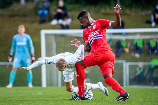 Österlens Zoran Jovanovic och IFK Göteborgs Bernardo Vilar