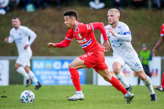 IFK Göteborgs Tobias Sana och Österlens Adam Barchan