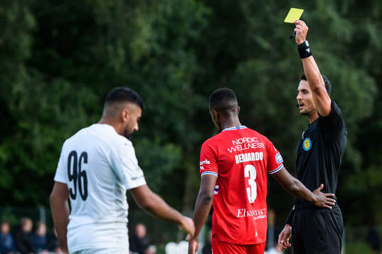 IFK Göteborgs Bernardo Vilar får ett gult kort av domare