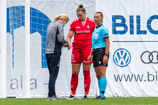 goalkeeper Ann-Kathrin Dilfer of Bröndby receives medical