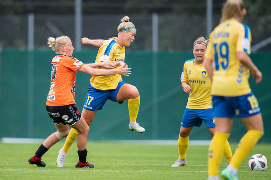 Kristianstads Eveliina Summanen and Bröndbys Julie Tavlo