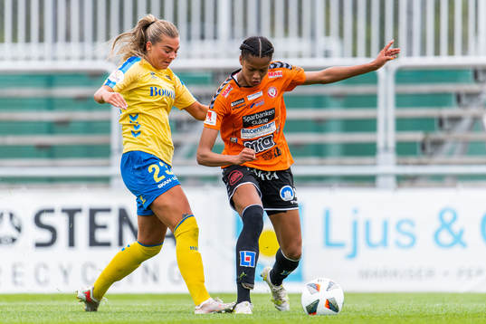 Malin Skulstad Sunde of Bröndby and Sveindís Jane