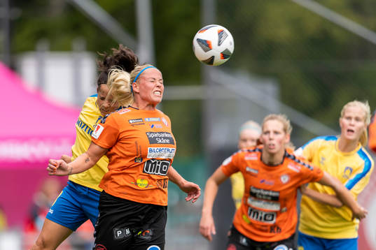 Therese Sessy Åsland of Kristianstad and Samara Ortiz Cruz