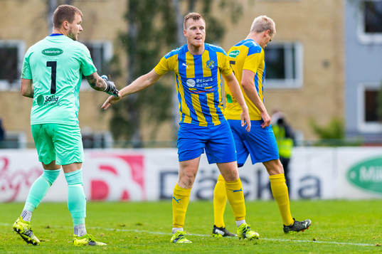 Eskilsminnes Målvakt Pontus Löfvenmark jublar med Victor