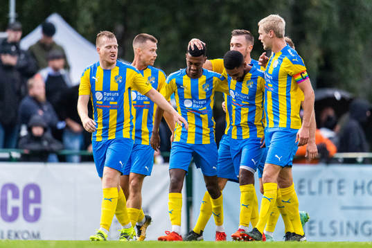Eskilsminnes Josef Getachew jublar med lagkamrater