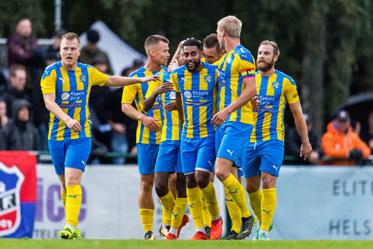 Eskilsminnes Josef Getachew jublar med lagkamrater