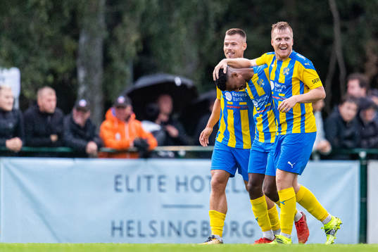 Eskilsminnes Josef Getachew jublar med lagkamrater