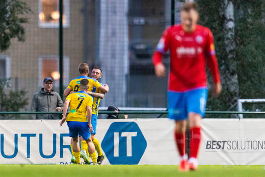 Eskilsminnes Emil Åberg jublar