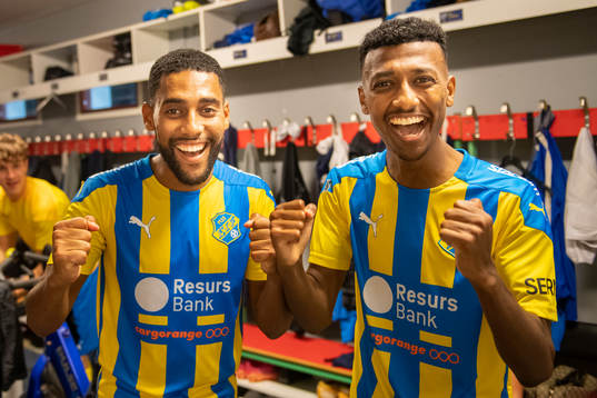 Eskilsminnes Yonathan Getachew och Josef Getachew jublar