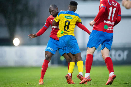 Eskilsminnes Josef Getachew stoppas utan boll av