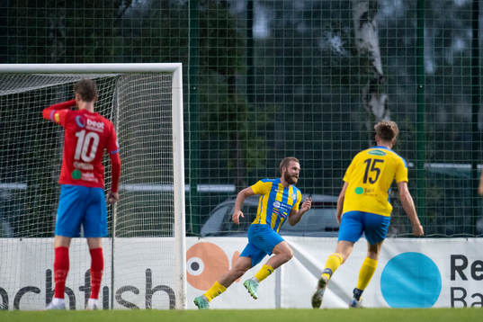 Eskilsminnes Emil Åberg jublar