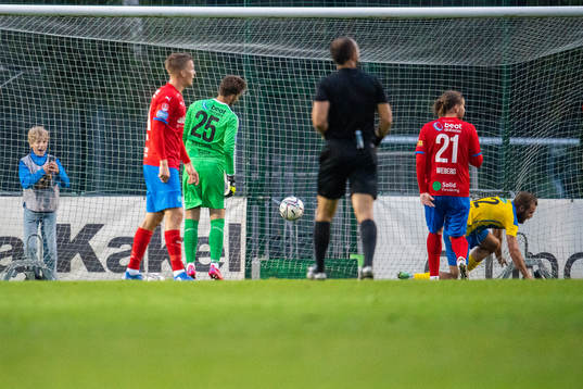 Helsingborgs målvakt Kalle Joelsson deppar och