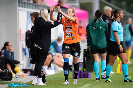 Head coach Elisabet Gunnarsdóttir and Amanda Edgren of