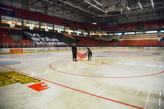Personal från Brynäs arbetar på