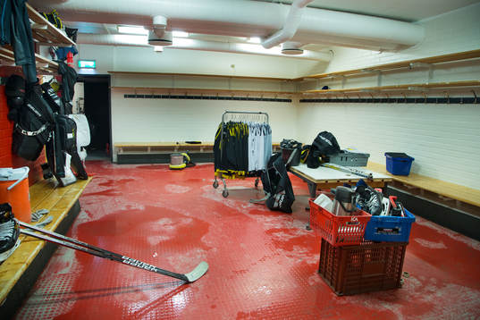 Interiör bild på ett omklädningsrum i Monitor ERP Arena