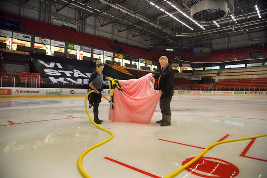 Personal från Brynäs arbetar på