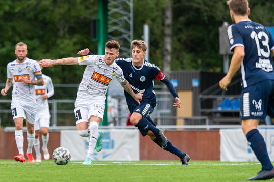 Häckens Tobias Heintz och Utsiktens Erik Westermark i kamp