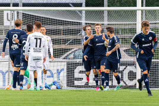 Utsiktens Albin Skoglund jubnlar med lagkamrater