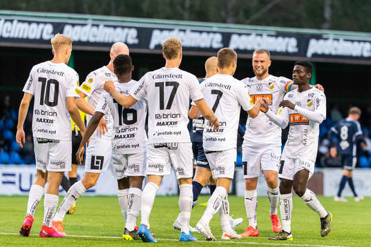 Häckens Leo Bengtsson jublar med lagkamrater