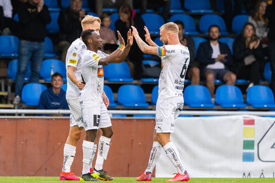 Häckens Benie Adama Traore jublar med Alexander Faltsetas