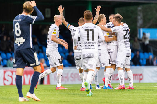 Häckens Jasse Tuominen jublar med lagkamrater