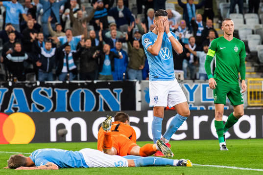 Antonio Colak of Malmö FF looks dejected