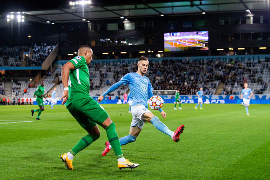 Cicinho of Ludogorets and Veljko Birmancevic of Malmö FF