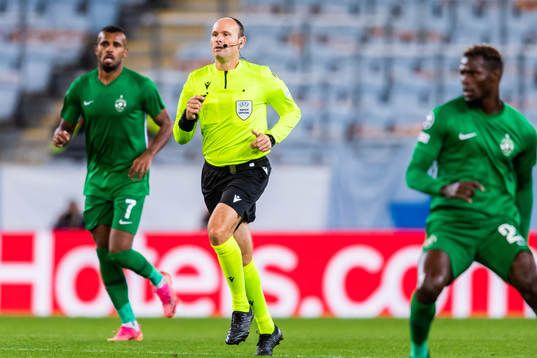 Referee Antonio Mateu Lahoz