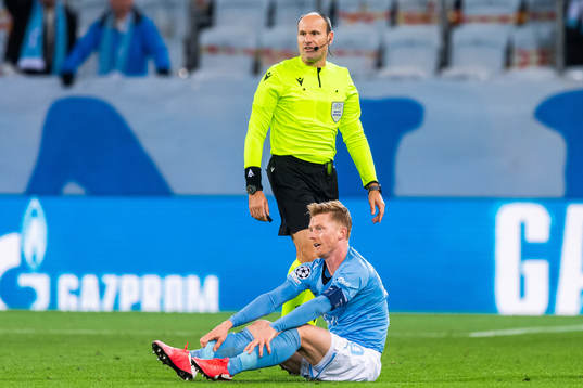 Anders Christiansen of Malmö FF and referee Antonio Mateu