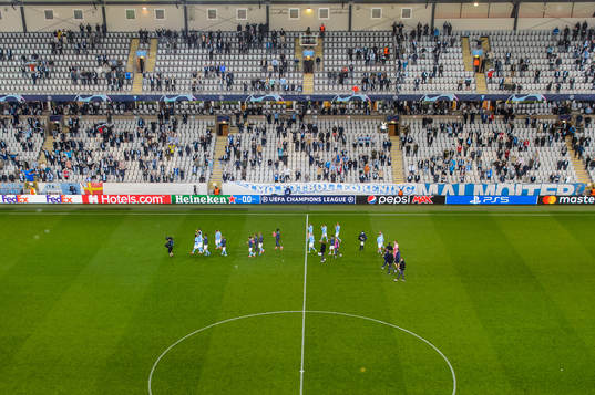 Players of Malmö FF thank the crowd