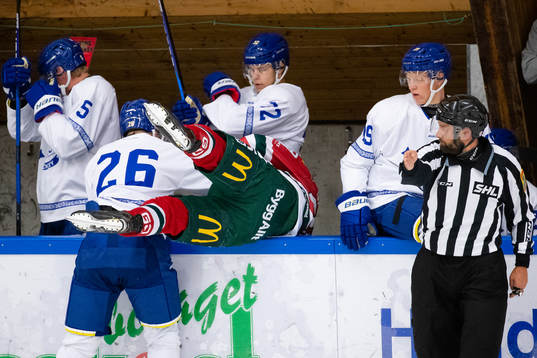 Leksands Patrik Norén tacklar Frölundas Johan Sundström