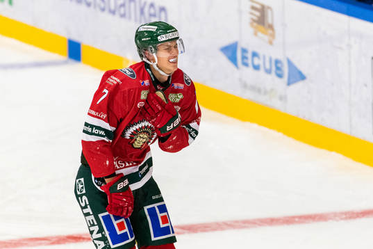 Frölundas Simon Edvinsson lämnar isen