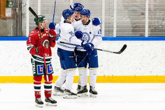 Leksands Max Veronneau jublar med lagkamrater