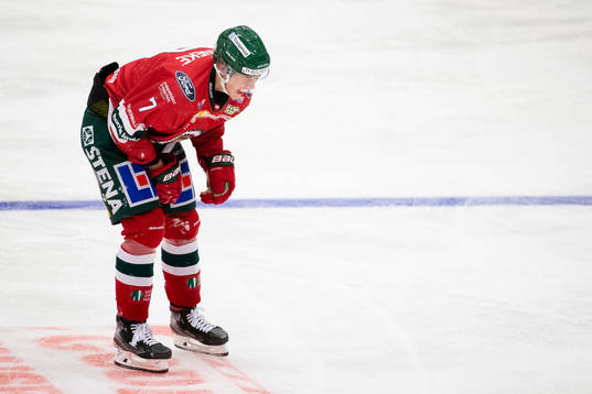Frölundas Simon Edvinsson lämnar isen