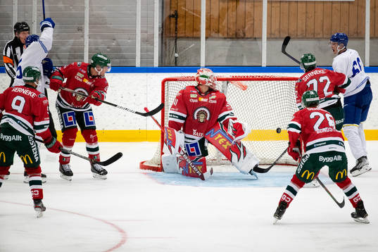 Leksands Max Veronneau  skjuter 0-1 bakom Frölundas