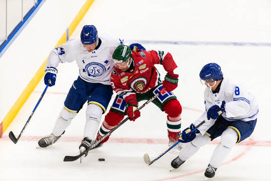 Leksands Carter Ashton och Matt Caito i kamp om pucken med