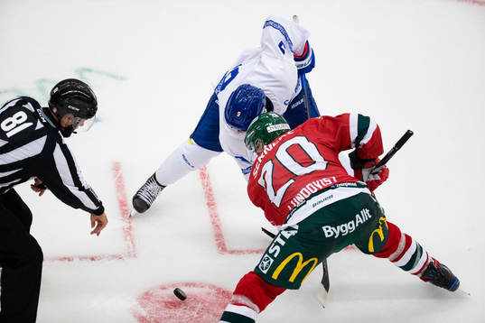 Leksands Patrik Zackrisson tekar mot Frölundas Joel
