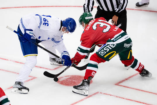 Leksands Nils Åman tekar mot Frölundas Nicklas Lasu