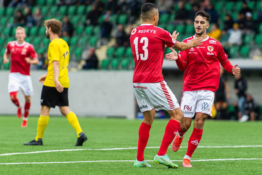 Kalmars Emin Nouri jublar med målskytten till 0-1 Noah