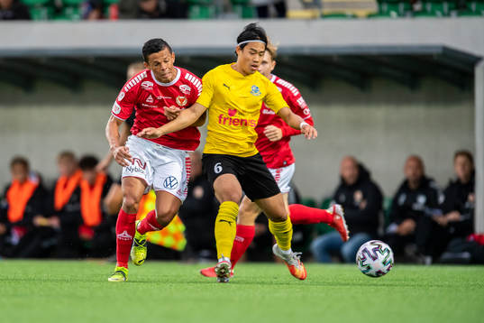 Kalmars Romario Pereira Sipiao och Lunds Eddie Tran