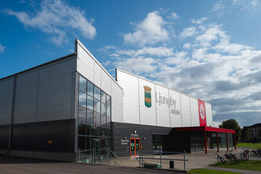 Exteriör vy på Ljungby arena före  ishockeymatchen i