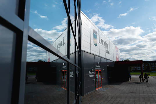 Exteriör vy på Ljungby arena före  ishockeymatchen i