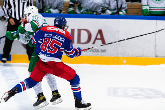 Oskarshamns Daniel Muzito - Bagenda blir tacklad av Rögles