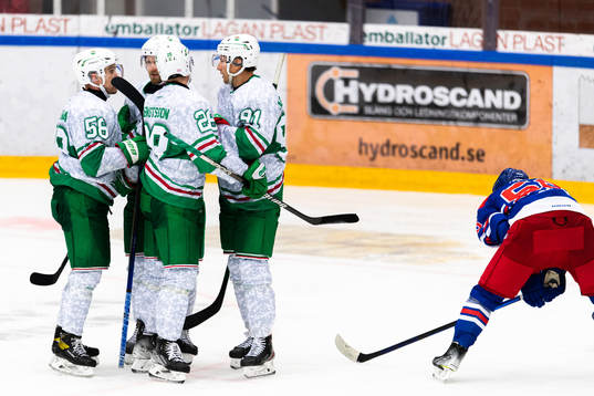 Rögles Adam Tambellini jublar med lagkamrater