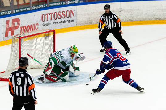Rögles målvakt Christoffer Rifalk räddar straff från