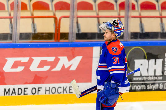 Oskarshamns målvakt Tim Juel deppar