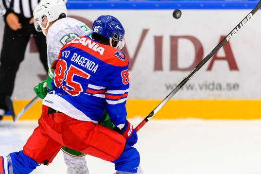 Oskarshamns Daniel Muzito - Bagenda blir tacklad av Rögles