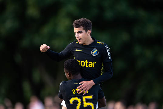 s Yasin Ayari och Erick Otieno jublar