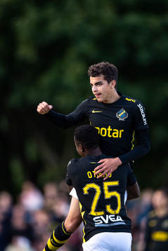 s Yasin Ayari och Erick Otieno jublar